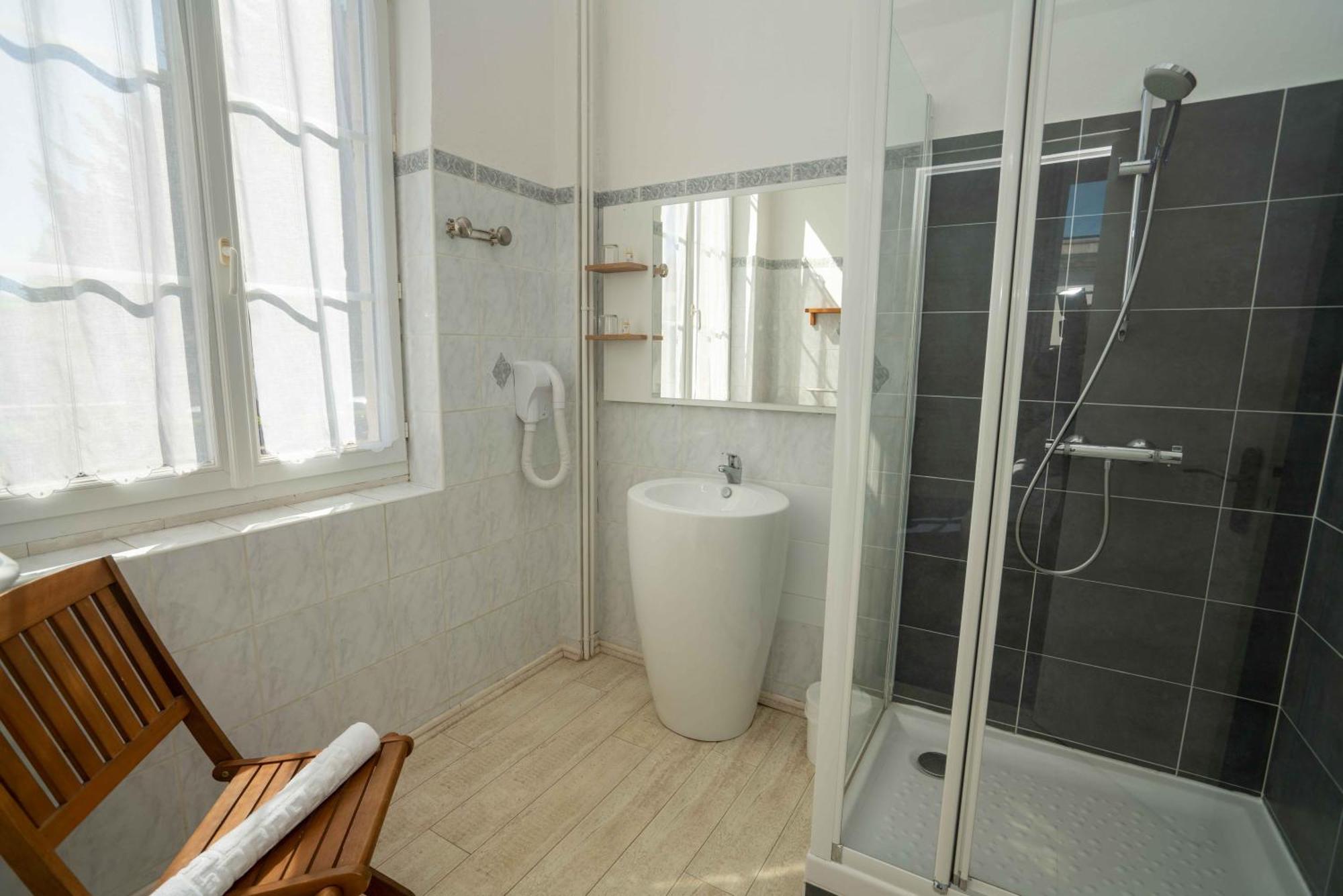 Hotel Le Square Сен-Пьер-д'Олерон Экстерьер фото